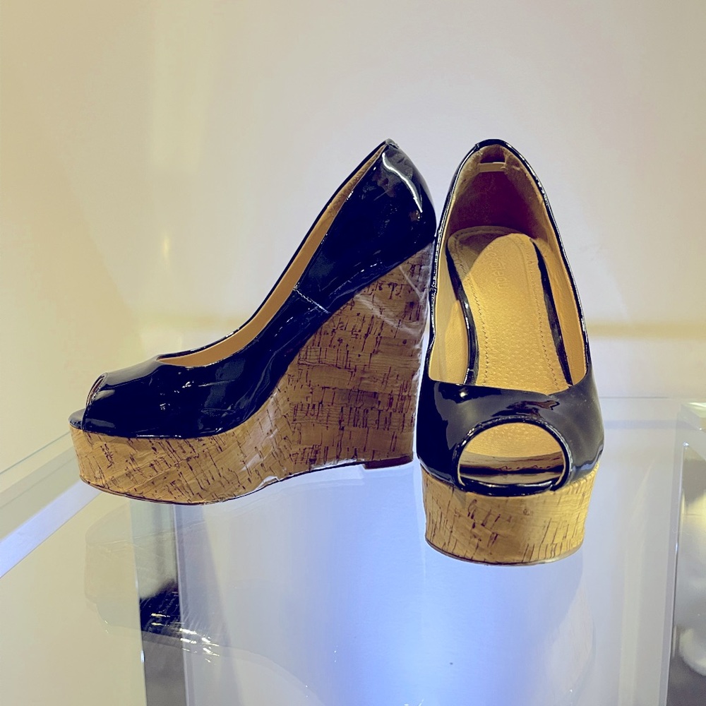 LE CHÂTEAU. Black patent leather platform. Sandals. High heels